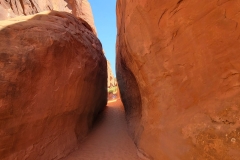 Arches-Sand-Dune-narrow-pass