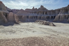 Badlands-Window-Trail-Rocks-behind-benches-full