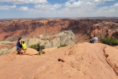 Canyonlands-Upheaval-Dome-1st-overlook-with-people