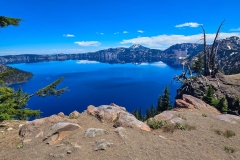 Crater-Lake-Rim-Trail-lake-and-a-ledge