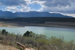 Lloyds-Lake-mountains-and-bench