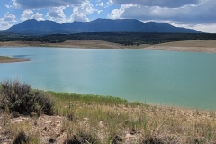 Lloyds-Lake-off-the-dam-grass-lake-and-mountain