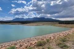Lloyds-Lake-top-of-the-dam-with-mountains