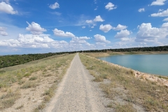 Lloyds-Lake-trail-next-to-the-lake