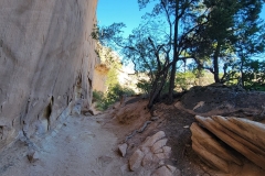 Sipapu-Bridge-Narrow-trail-next-to-rock-wall