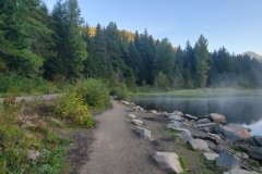 Trillium-Lake-trail-next-to-lake