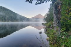 Trillium-lake-Hike-long-corner-lake-with-fog